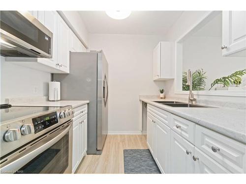 203-4090 John Charles Boulevard, Vineland, ON - Indoor Photo Showing Kitchen With Double Sink