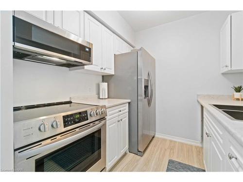 203-4090 John Charles Boulevard, Vineland, ON - Indoor Photo Showing Kitchen