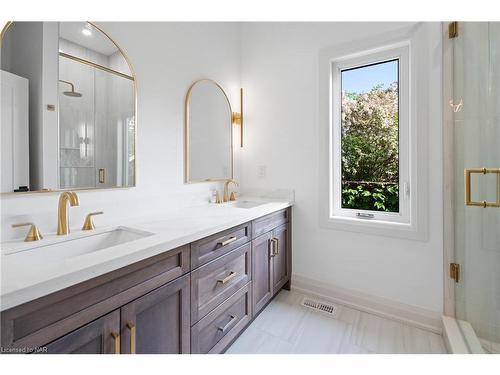 494 Vine Street, St. Catharines, ON - Indoor Photo Showing Bathroom