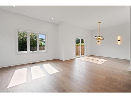 494 Vine Street, St. Catharines, ON - Indoor Photo Showing Living Room