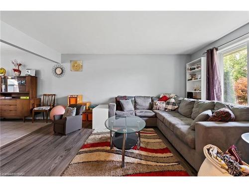 65 Mccrae Drive, Welland, ON - Indoor Photo Showing Living Room