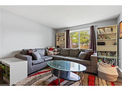 65 Mccrae Drive, Welland, ON - Indoor Photo Showing Living Room