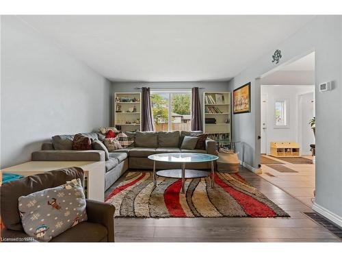 65 Mccrae Drive, Welland, ON - Indoor Photo Showing Living Room