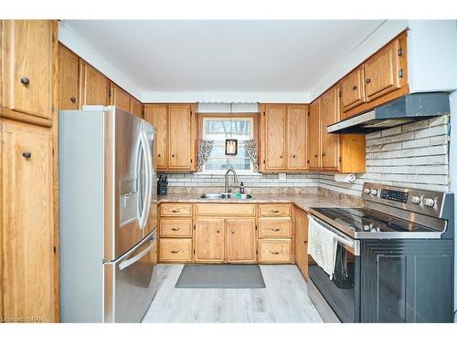 40252 Forks Road, Wainfleet, ON - Indoor Photo Showing Kitchen With Double Sink