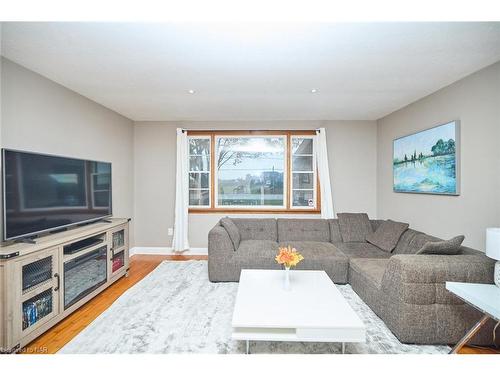 40252 Forks Road, Wainfleet, ON - Indoor Photo Showing Living Room