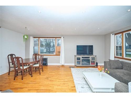 40252 Forks Road, Wainfleet, ON - Indoor Photo Showing Living Room