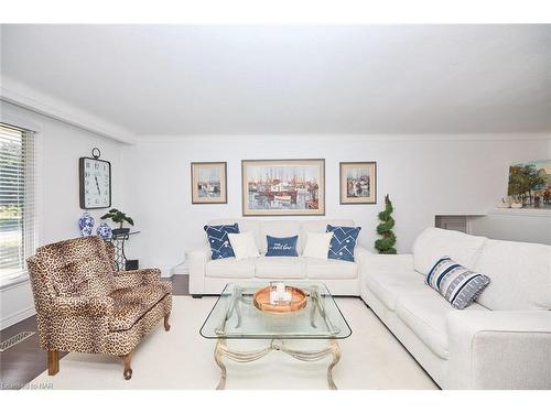 47 Monarch Park Drive, St. Catharines, ON - Indoor Photo Showing Living Room