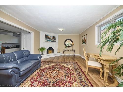 47 Monarch Park Drive, St. Catharines, ON - Indoor Photo Showing Living Room