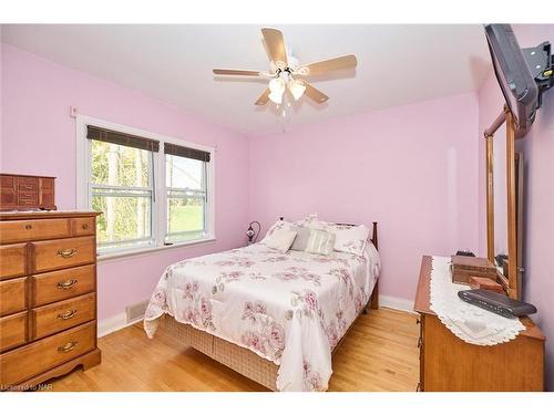 19 Melrose Avenue, St. Catharines, ON - Indoor Photo Showing Bedroom