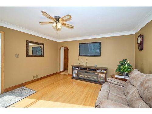 19 Melrose Avenue, St. Catharines, ON - Indoor Photo Showing Living Room