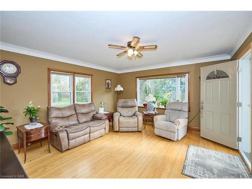 19 Melrose Avenue, St. Catharines, ON - Indoor Photo Showing Living Room