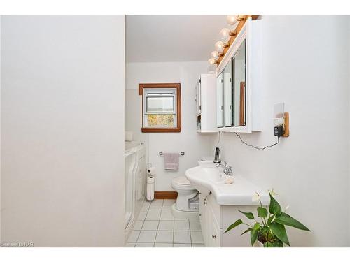 19 Melrose Avenue, St. Catharines, ON - Indoor Photo Showing Bathroom