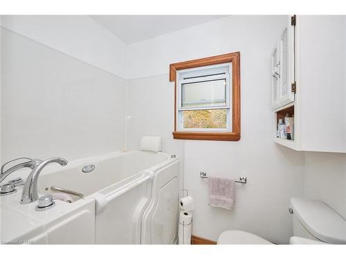 19 Melrose Avenue, St. Catharines, ON - Indoor Photo Showing Bathroom