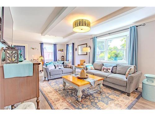 289 Derby Road, Crystal Beach, ON - Indoor Photo Showing Living Room