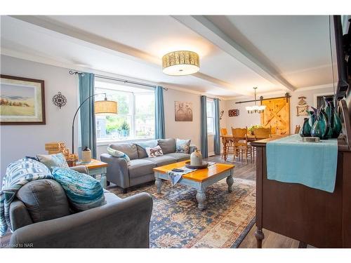 289 Derby Road, Crystal Beach, ON - Indoor Photo Showing Living Room