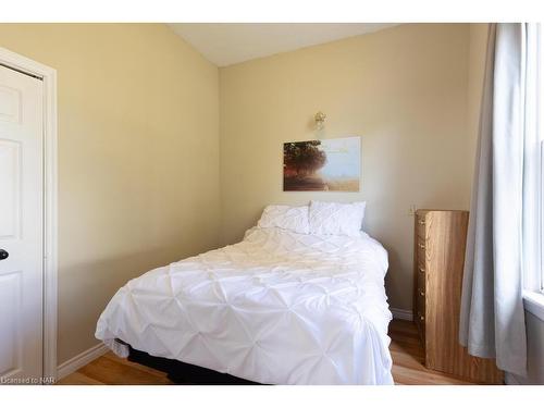 51 Haynes Avenue, St. Catharines, ON - Indoor Photo Showing Bedroom