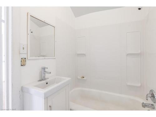 51 Haynes Avenue, St. Catharines, ON - Indoor Photo Showing Bathroom