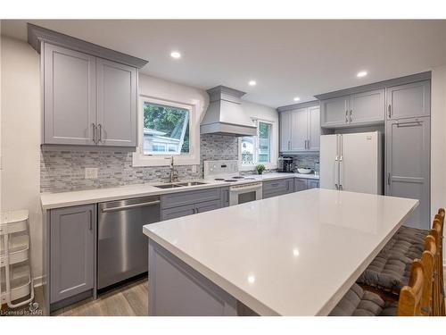 4479 Mitchell Avenue, Niagara Falls, ON - Indoor Photo Showing Kitchen With Upgraded Kitchen