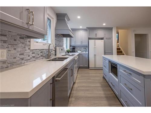 4479 Mitchell Avenue, Niagara Falls, ON - Indoor Photo Showing Kitchen With Double Sink With Upgraded Kitchen