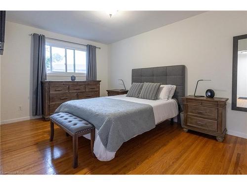 4479 Mitchell Avenue, Niagara Falls, ON - Indoor Photo Showing Bedroom