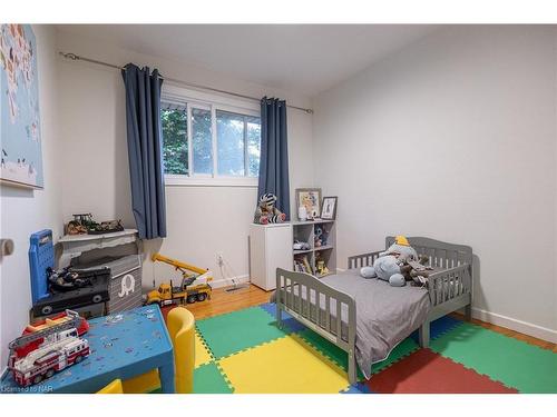 4479 Mitchell Avenue, Niagara Falls, ON - Indoor Photo Showing Bedroom