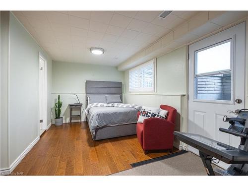 4479 Mitchell Avenue, Niagara Falls, ON - Indoor Photo Showing Bedroom