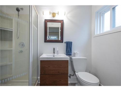 4479 Mitchell Avenue, Niagara Falls, ON - Indoor Photo Showing Bathroom