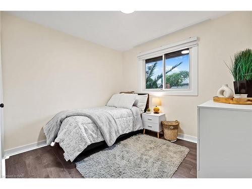 7180 Woodington Road, Niagara Falls, ON - Indoor Photo Showing Bedroom