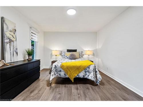 7180 Woodington Road, Niagara Falls, ON - Indoor Photo Showing Bedroom