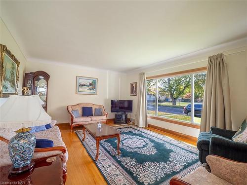 439 Davis Street, Port Colborne, ON - Indoor Photo Showing Living Room