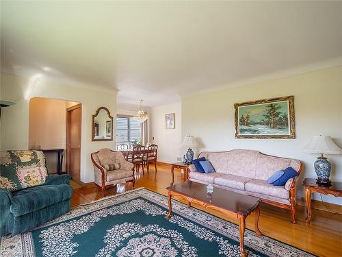 439 Davis Street, Port Colborne, ON - Indoor Photo Showing Living Room