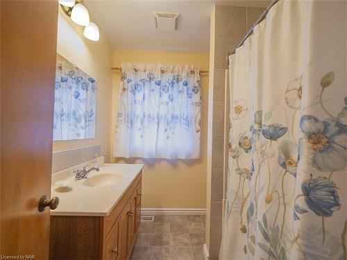 439 Davis Street, Port Colborne, ON - Indoor Photo Showing Bathroom