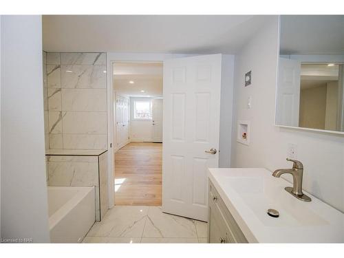 4-185 Welland Street, Port Colborne, ON - Indoor Photo Showing Bathroom