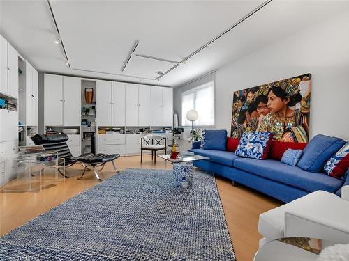 1 Bolingbroke Road, Toronto, ON - Indoor Photo Showing Living Room