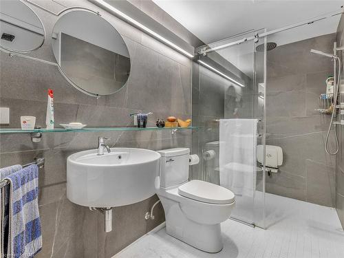 1 Bolingbroke Road, Toronto, ON - Indoor Photo Showing Bathroom