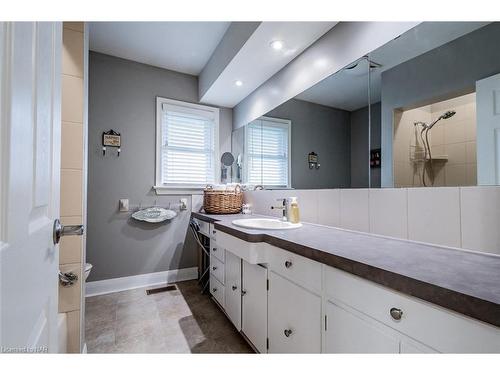 24 Munro Street, Thorold, ON - Indoor Photo Showing Bathroom