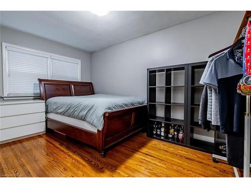 24 Munro Street, Thorold, ON - Indoor Photo Showing Bedroom