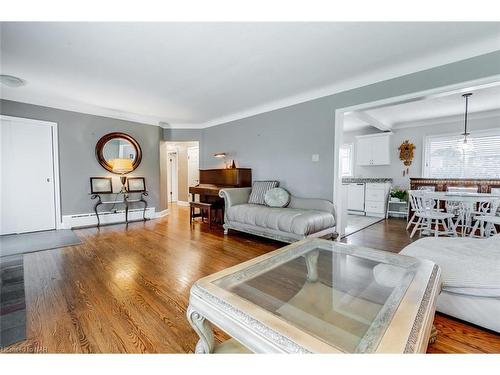 24 Munro Street, Thorold, ON - Indoor Photo Showing Living Room