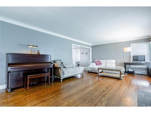 24 Munro Street, Thorold, ON - Indoor Photo Showing Living Room