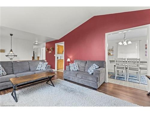 550 Albany Street, Fort Erie, ON - Indoor Photo Showing Living Room