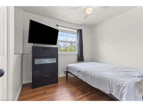 550 Albany Street, Fort Erie, ON - Indoor Photo Showing Bedroom