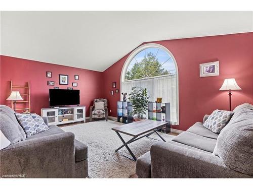 550 Albany Street, Fort Erie, ON - Indoor Photo Showing Living Room