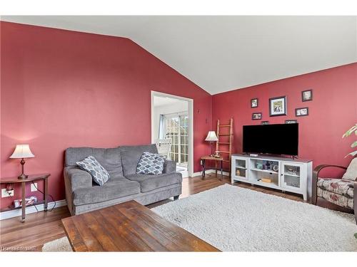 550 Albany Street, Fort Erie, ON - Indoor Photo Showing Living Room