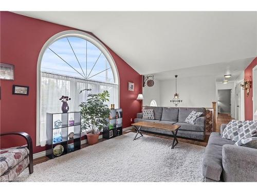 550 Albany Street, Fort Erie, ON - Indoor Photo Showing Living Room