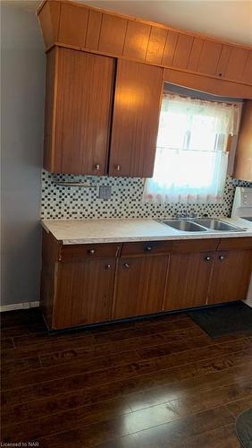 Upper-256 East Main Street, Welland, ON - Indoor Photo Showing Kitchen With Double Sink