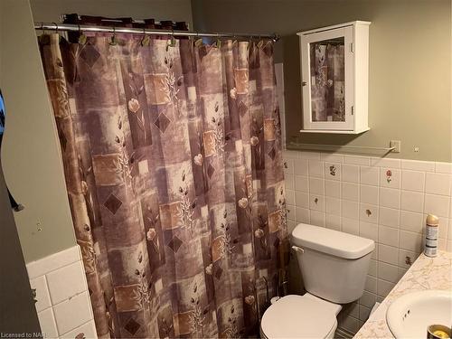 Upper-256 East Main Street, Welland, ON - Indoor Photo Showing Bathroom