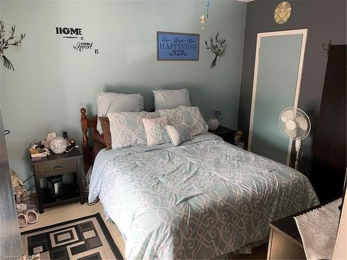 Upper-256 East Main Street, Welland, ON - Indoor Photo Showing Bedroom