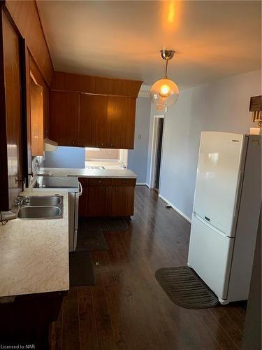 Upper-256 East Main Street, Welland, ON - Indoor Photo Showing Kitchen With Double Sink