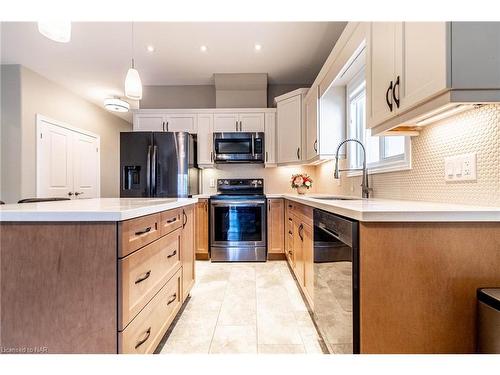 8 Berkshire Drive, St. Catharines, ON - Indoor Photo Showing Kitchen With Upgraded Kitchen