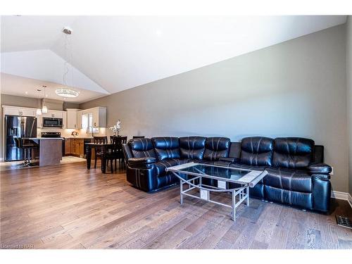 8 Berkshire Drive, St. Catharines, ON - Indoor Photo Showing Living Room